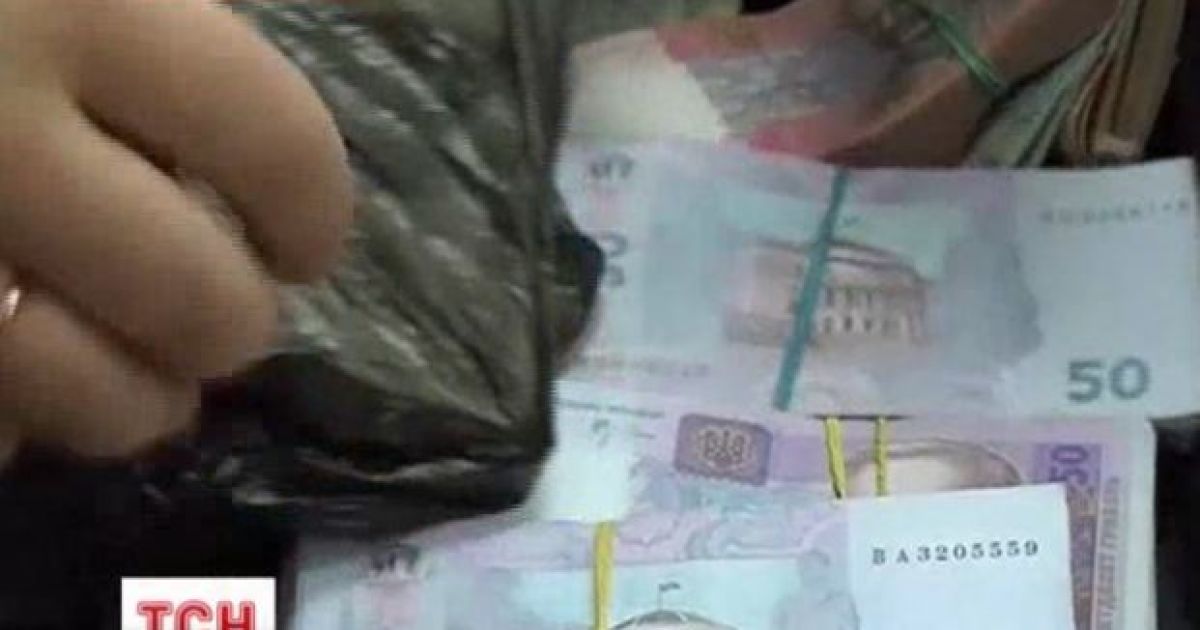 Здачу зі справжніх грошей чоловік заощаджував