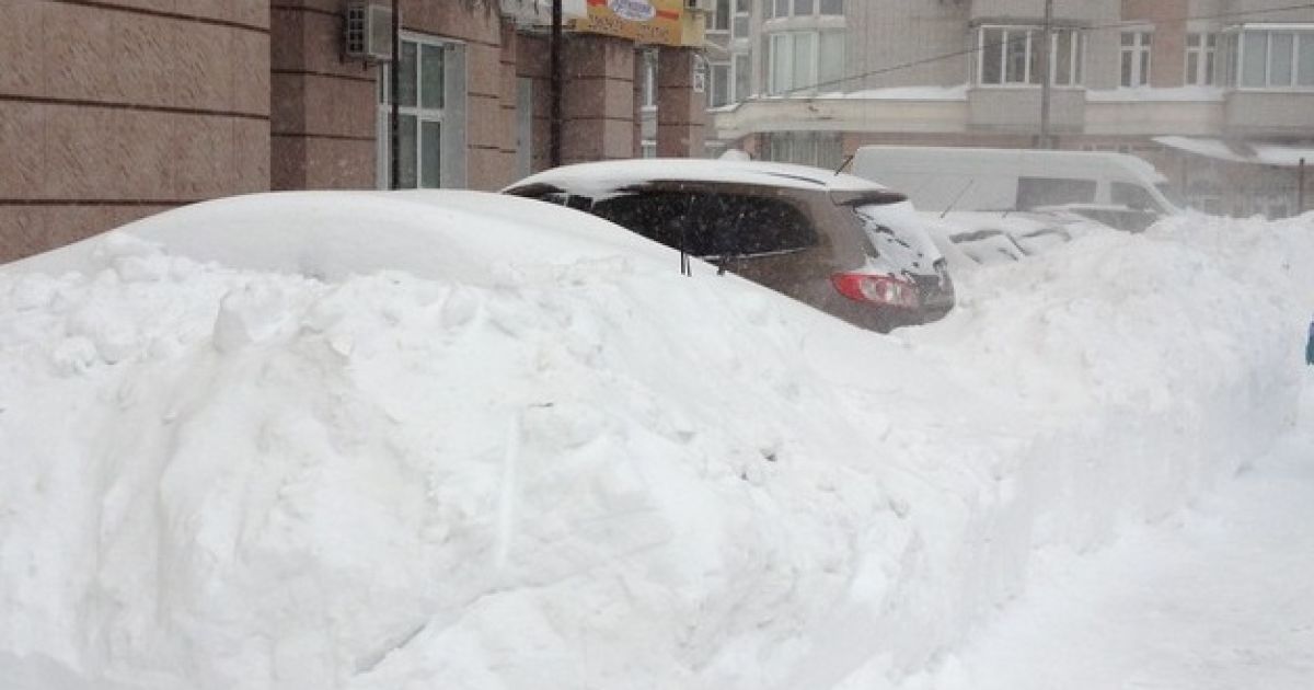 Влада столиці попросила прибрати автотранспорт для розчищення доріг