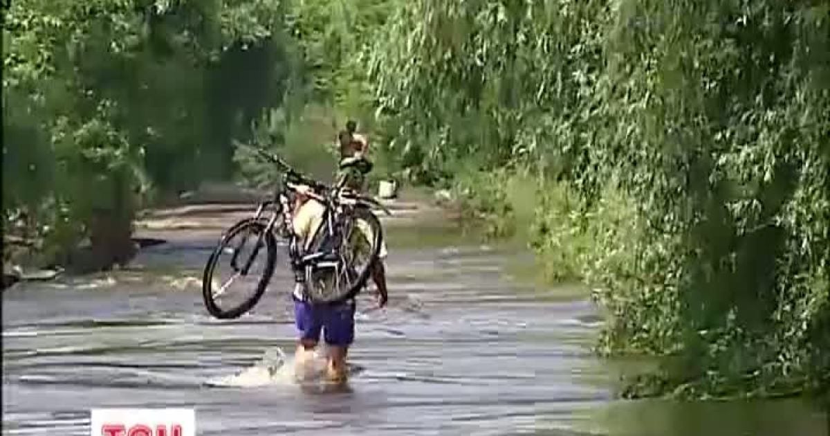 Під Києвом вода затопила дорогу та зносить течією людей