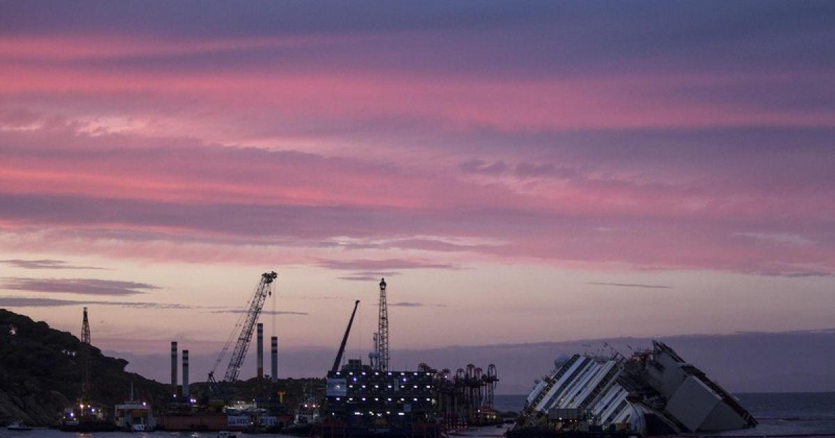 Costa Concordia поставили вертикально у берегів Італії / © Фото EPA/UPG
