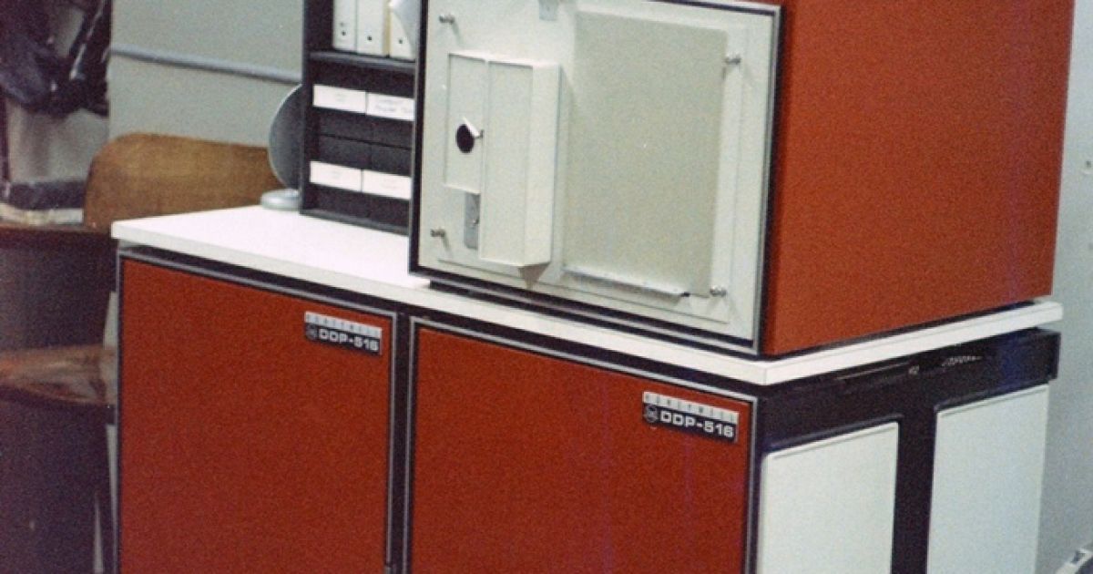 Міні-комп'ютер того часу Honeywell DDP-516. Використовувався для підключення десятків терміналів ЕОМ по модемноій лінії 50KB. Сьогодні цю функціяй виконують мережеві комутатори / © bigpicture.ru