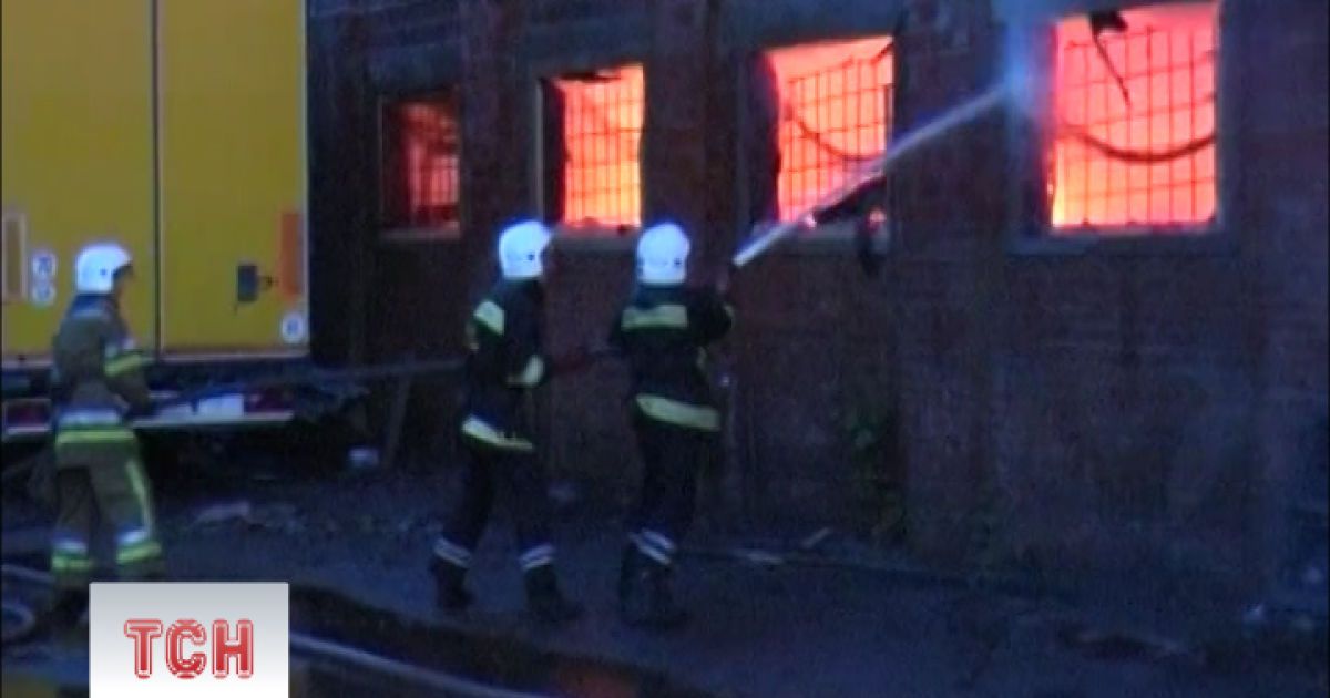 Вогонь палав на складі майже 5 годин
