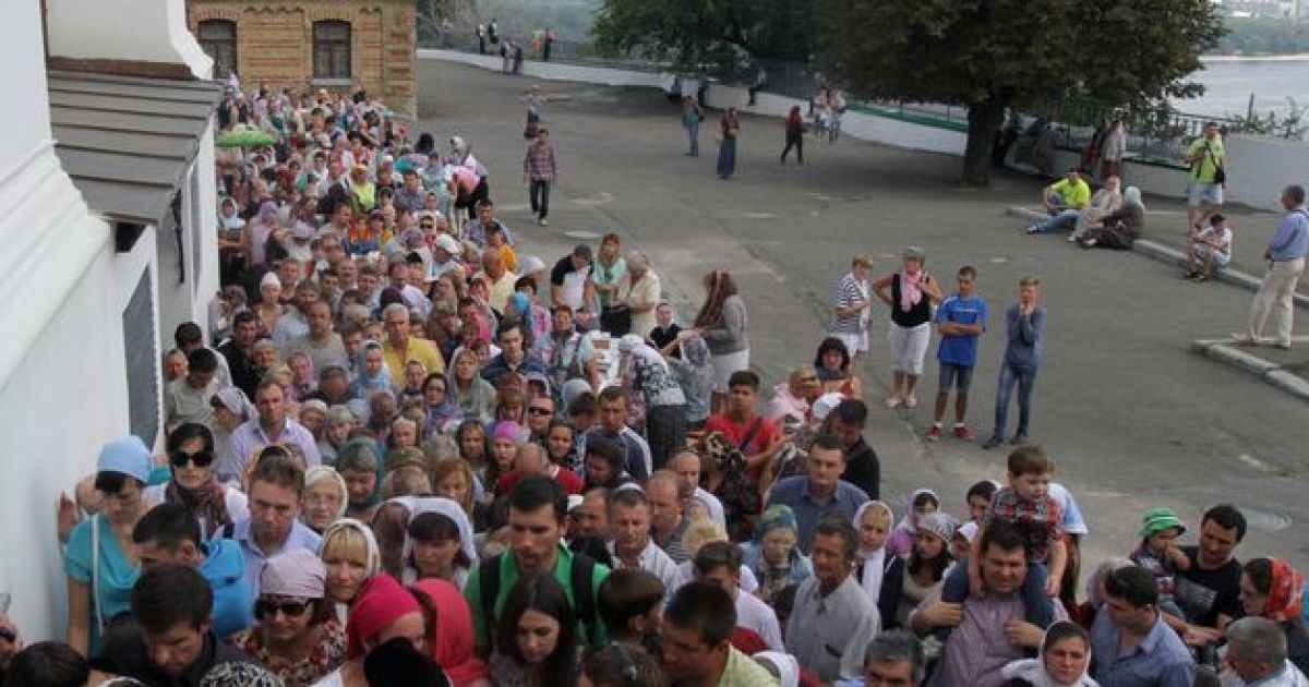 Черга під Лаврою розтягнулася на 600 метрів