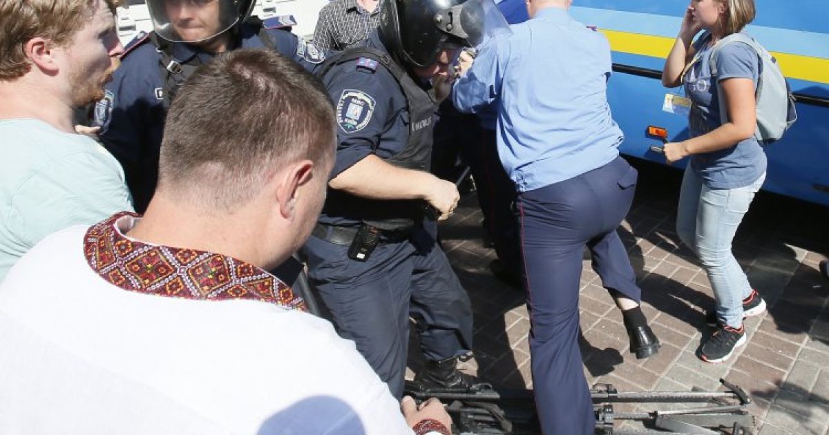 Під Київрадою відбулася запекла бійка / © УНІАН
