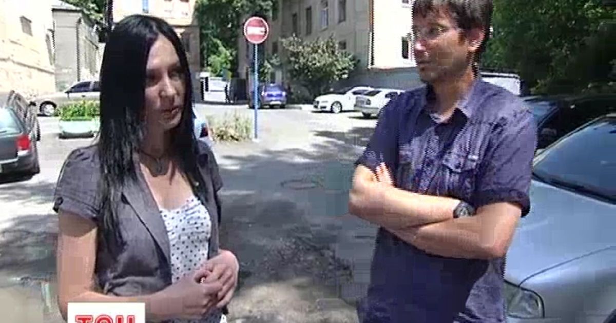 Молодики у спортивному били журналістку під вікнами міліцейських начальників