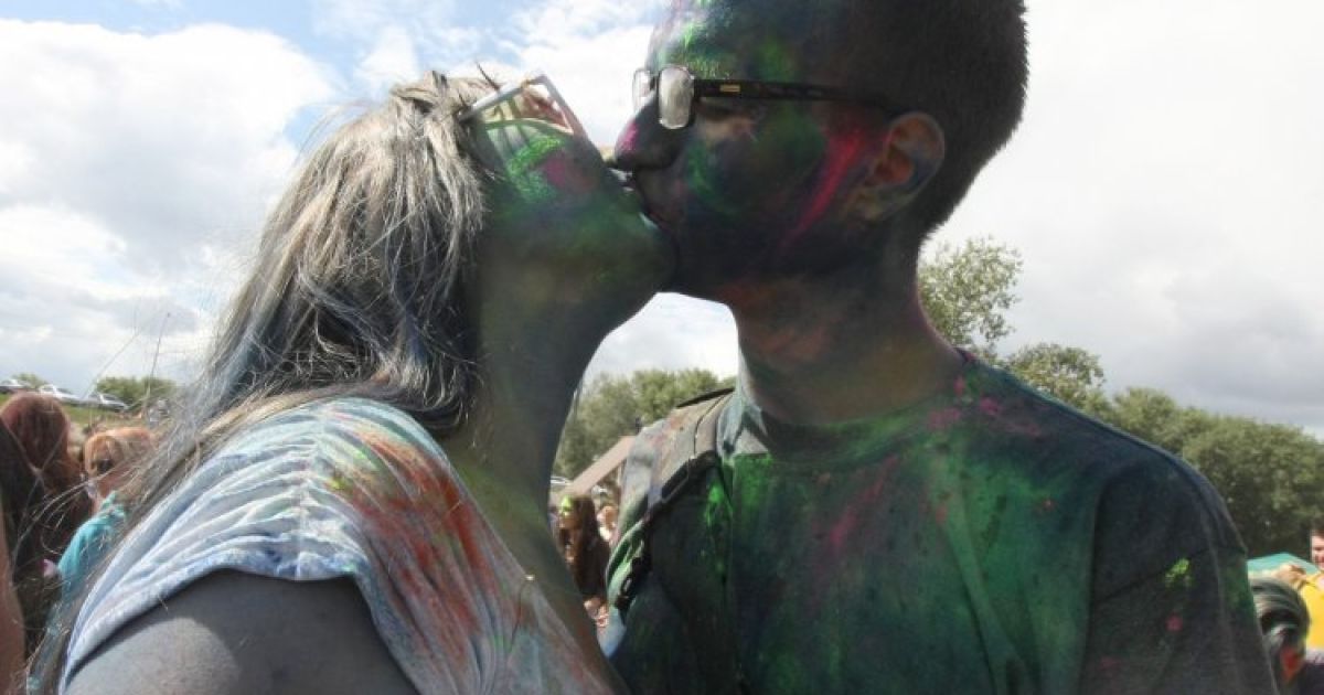 Кияни кидали один в одного фарбою / © УНІАН