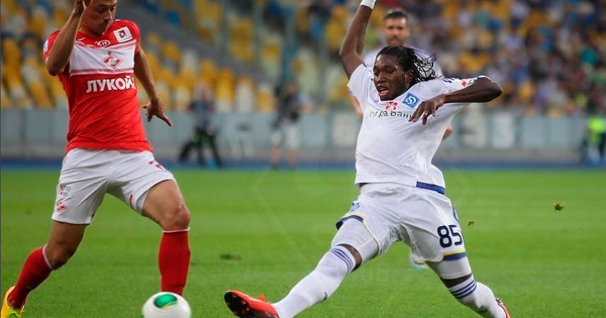 Мбокані у боротьбі за м'яч / © fcdynamo.kiev.ua