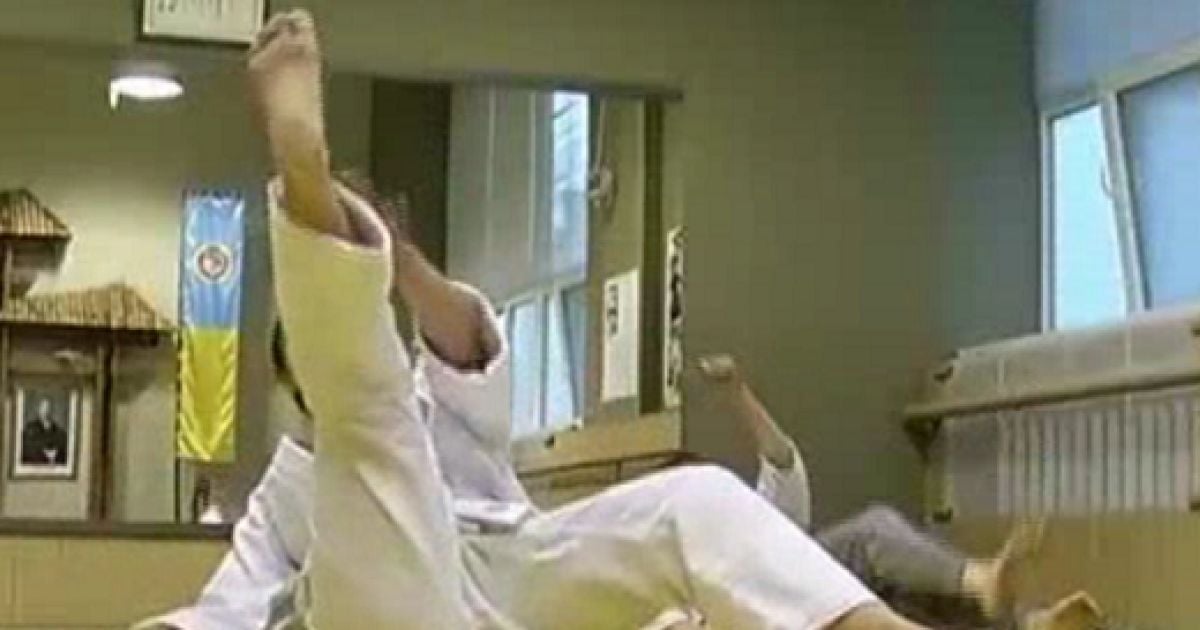 Дівчата вчаться вибивати ножа, заговорювати супротивника та падати.