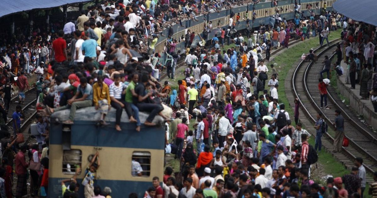 Мусульмани Бангладеш їдуть в село на святкування закінчення посту