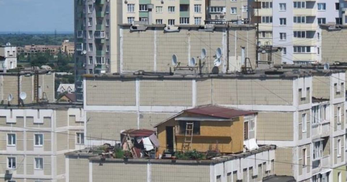 Будинок на даху висотки.