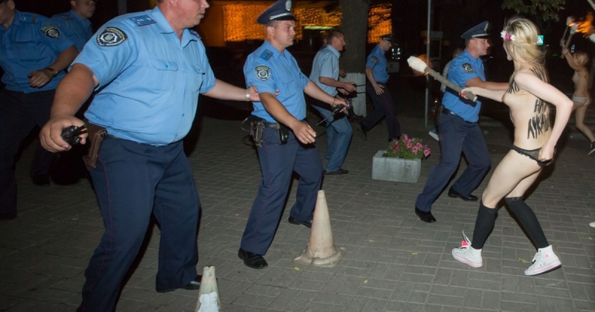 Активістки влаштували акцію під вікнами у президента Білорусі в Києві / © dinternal.com.ua