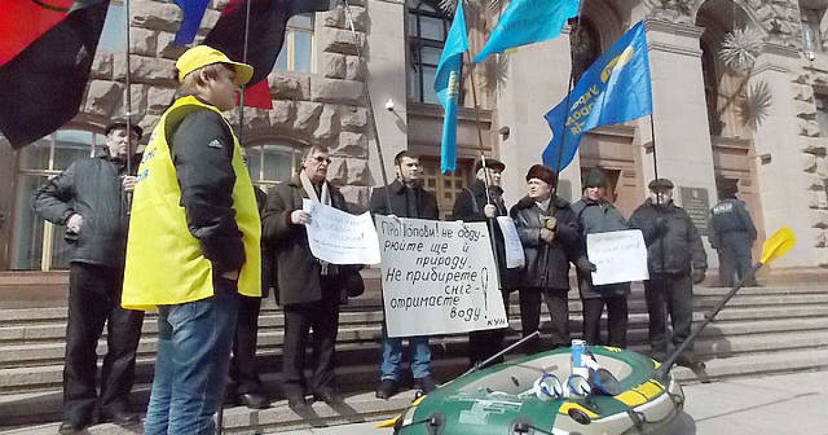 Під стінами мерії зібралося близько 16 активістів