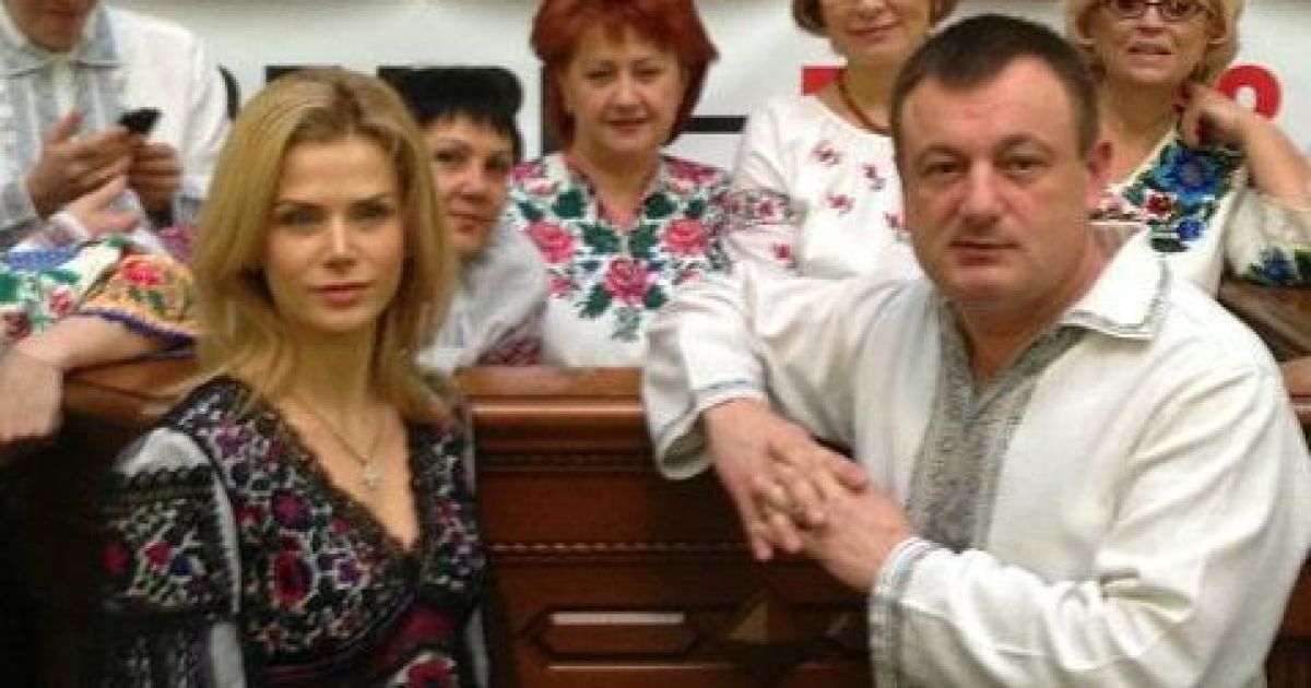 Тетяна Донець (зліва) виклала за вишиванку близько тисячі доларів