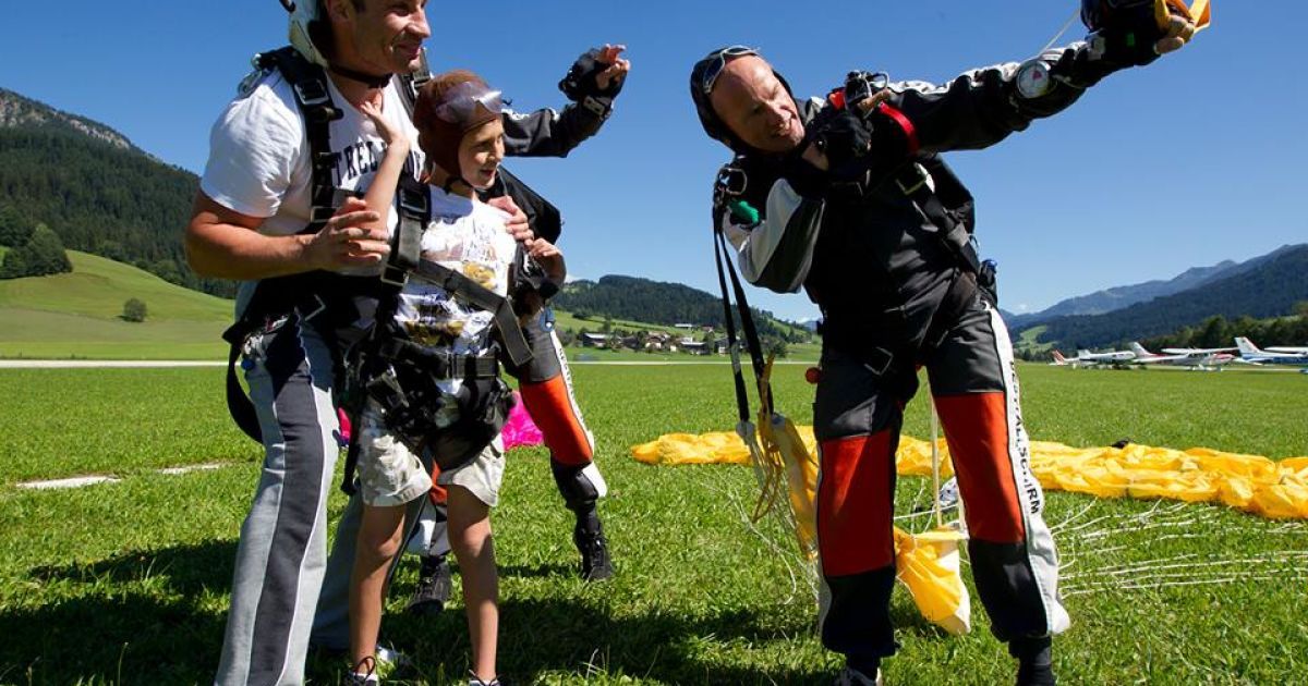 Віталій Кличко похизувався стрибком з парашутом з родиною / © rocketnews24