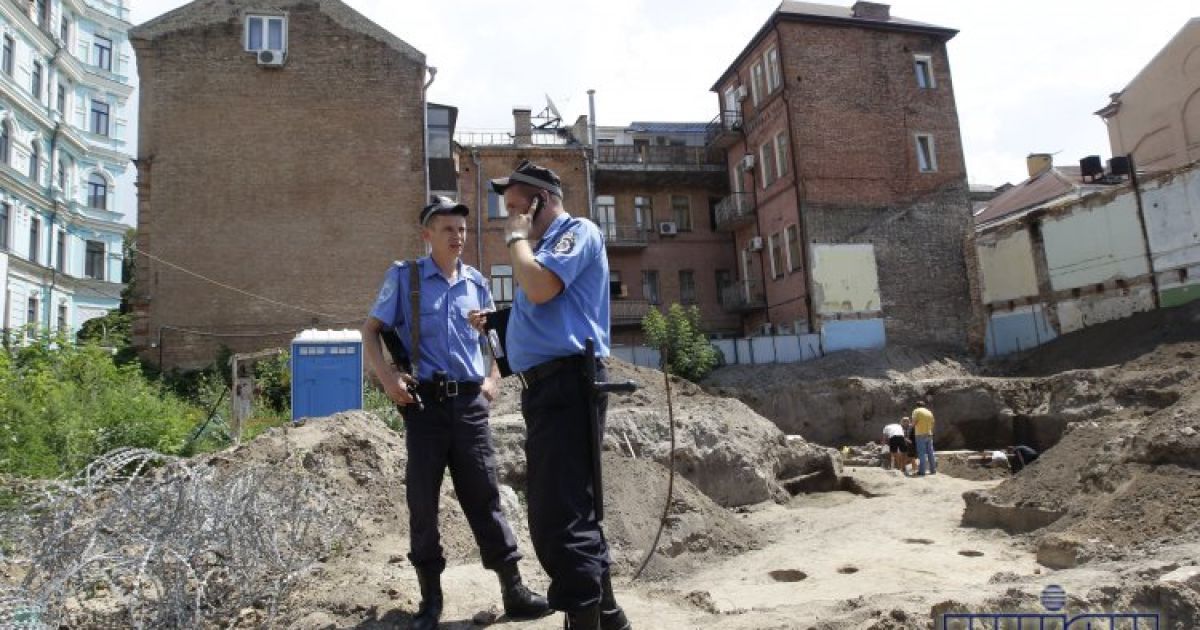 Місцеві жителі знесли паркан на будівництві / © УНІАН