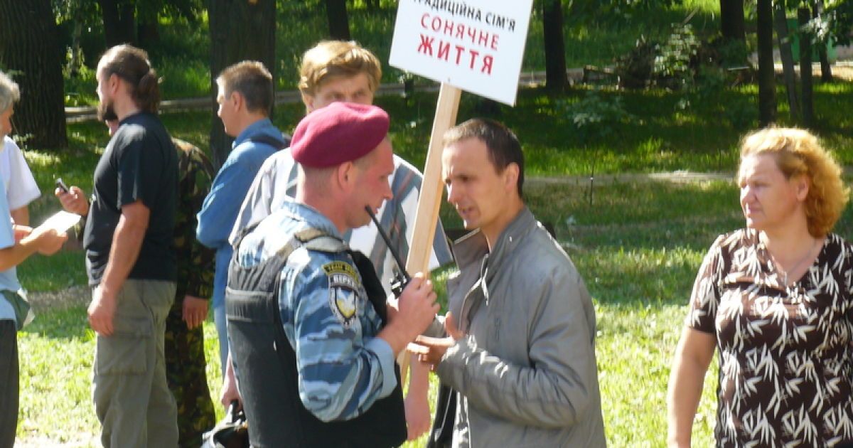 Противники гей-параду усіляко намагалися його зірвати