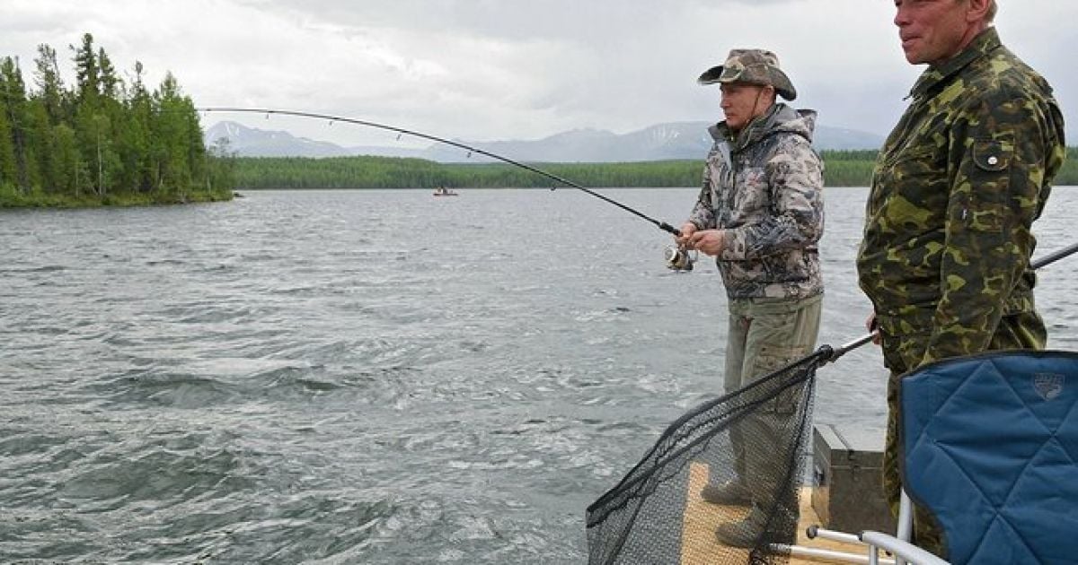 Путін похвалився впійманою велетенською щукою.