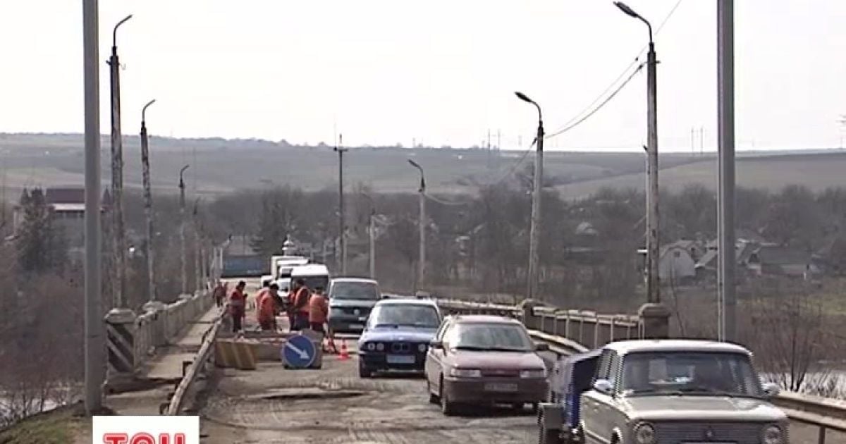 На Буковині закрили міст, яким проходить міжнародна траса