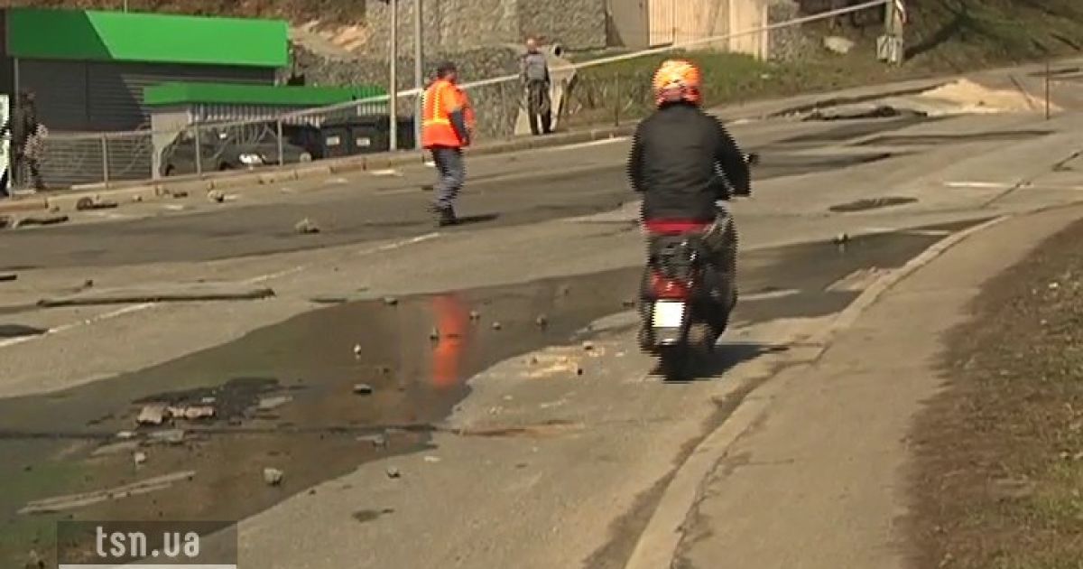Величезну діру обіцяють залатати до завтра