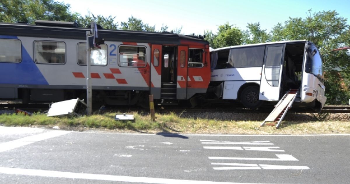 В результаті аварії постраждали як мінімум 13 пасажирів автобуса