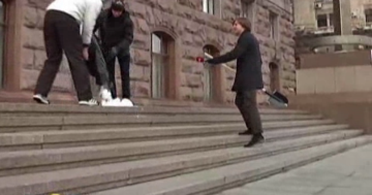 Кияни засипали сходинки КМДА снігом