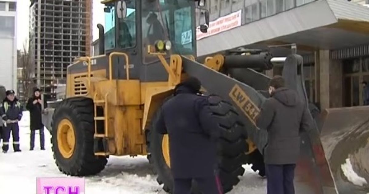 Жінка загинула, перебігаючи дорогу трактору