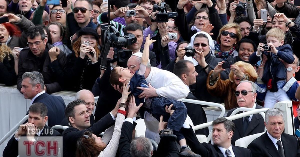 На католицький Великдень до Ватикану з'їхалися понад 250 тисяч віруючих