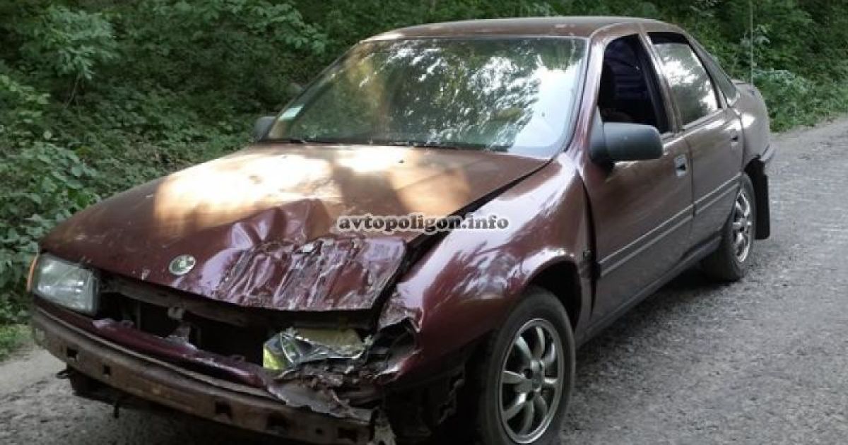 В Києві радянський танк "підбив" Opel Vectra