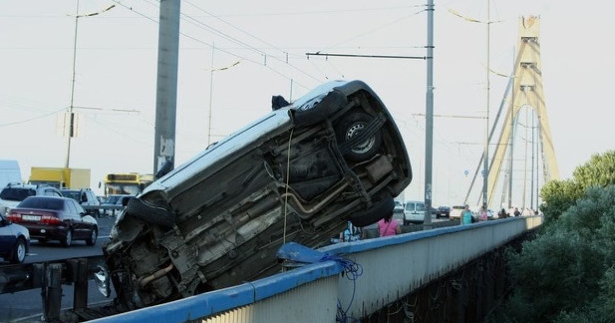 Авто ледь не впало у річку