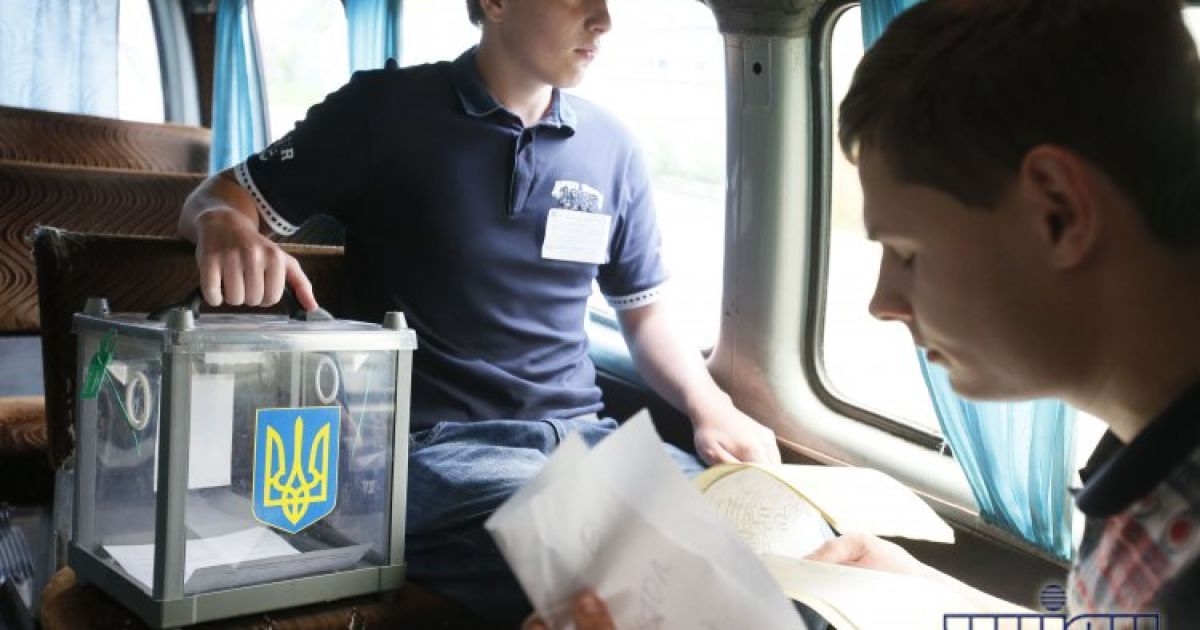 Члени виборчої комісії везуть урну з бюлетнями для голосування на дому на одну із виборчих дільниць Василькова / © УНІАН