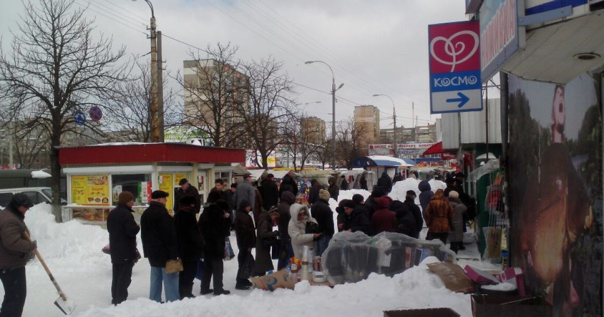 Черга за хлібом на Виноградарі