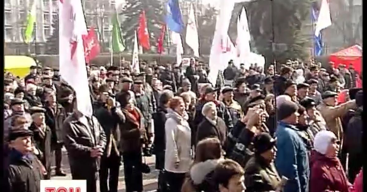 У Черкасах мітингувальники поштовхалися з "Беркутом"