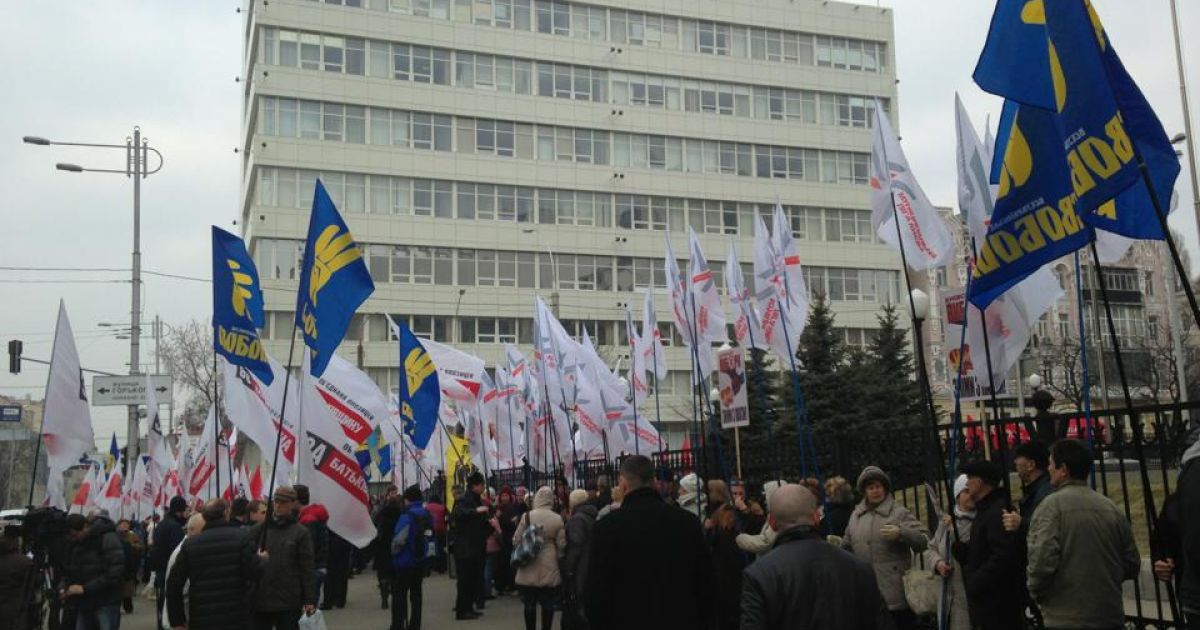 До будівлі Конституційного суду зранку прийшли люди