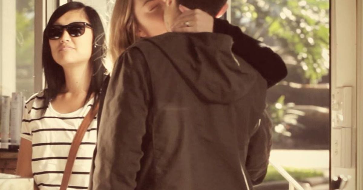 У Сіднеї місцева кав'ярня "продає" відвідувачам каву за поцілунок