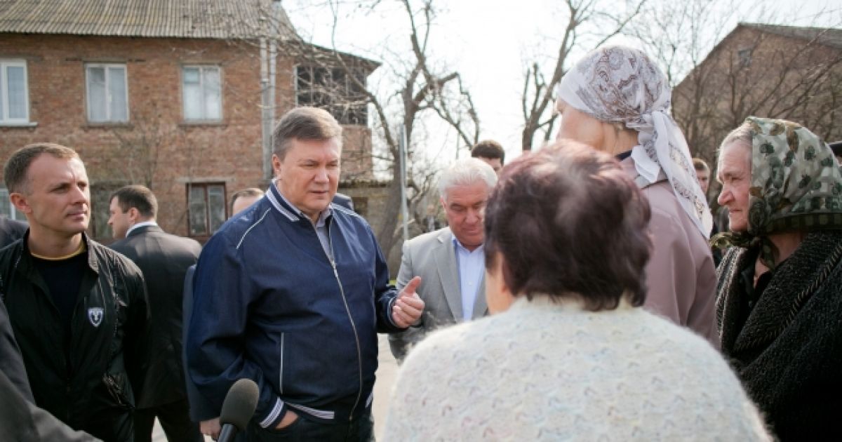 Янукович пообіцяв людям дитячі садки