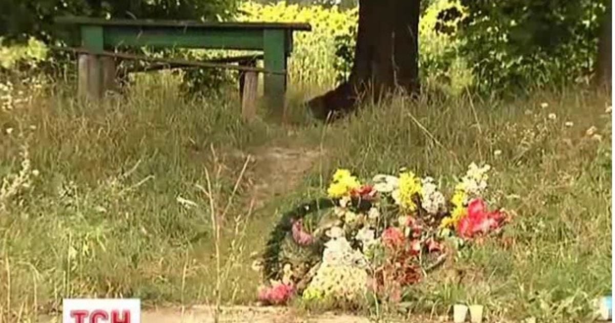 На місці колишнього памʼятника залишилися лише розкидані квіти та пластикові вінки