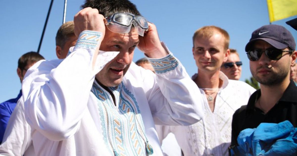 Тягнибок і Кошулинський переплили Дніпро на честь Дня незалежності. / © УНІАН