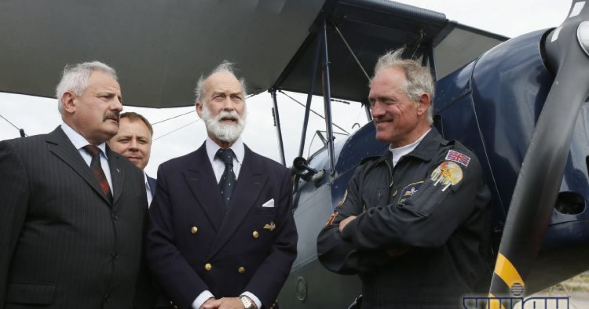 Британський принц Майкл Кентський прибув до Києва на ретро-літаку / © УНІАН
