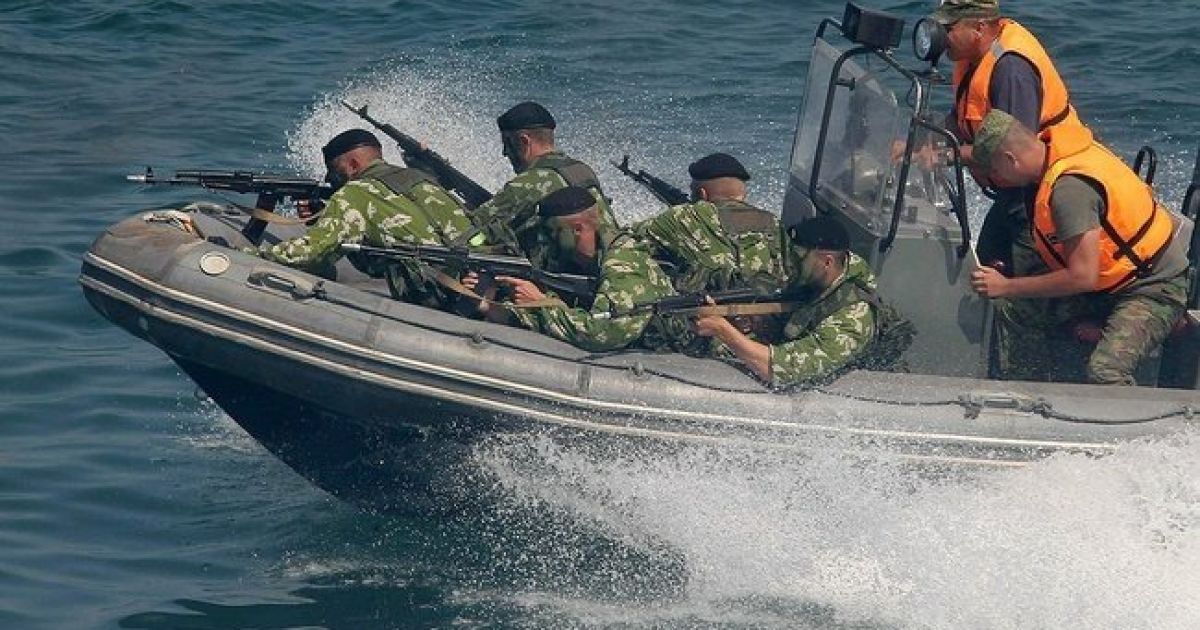 Чорноморський флот РФ незаконно переводить свою військову техніку в Крим
