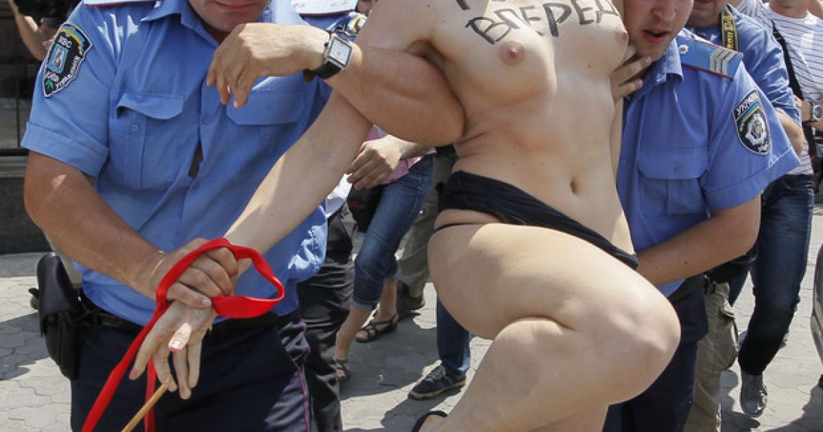 Активістка FEMEN вдавала з себе гімнастку та освідчувалася Путіну / © http://twitter.com/mrskutcher