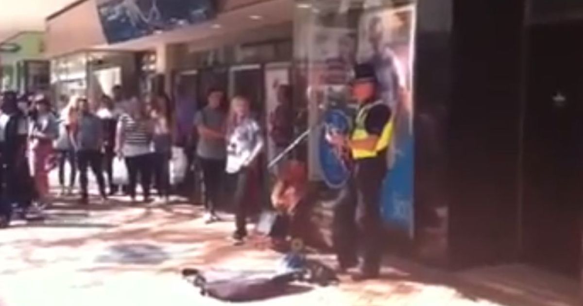 Поліцейський зіграв на вулиці на гітарі.