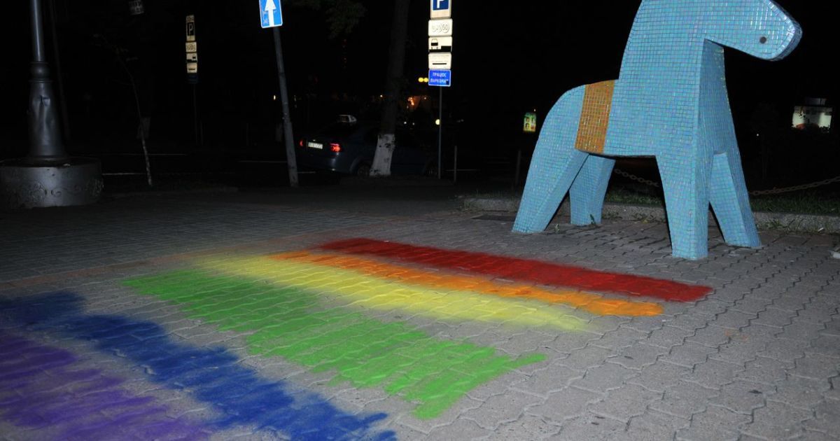 Активістки розфарбували Київ веселкою до Маршу рівності
