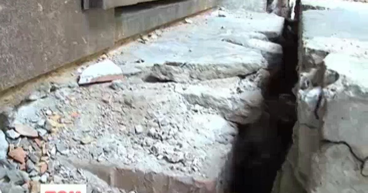 Комунальники відмовляються бачити, як розкололася висотка