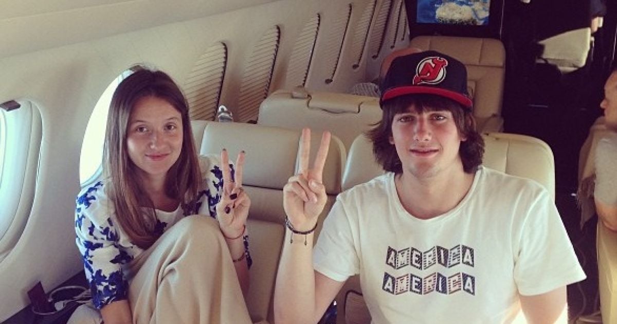 Син Кернеса з шиком полетів на відпочинок