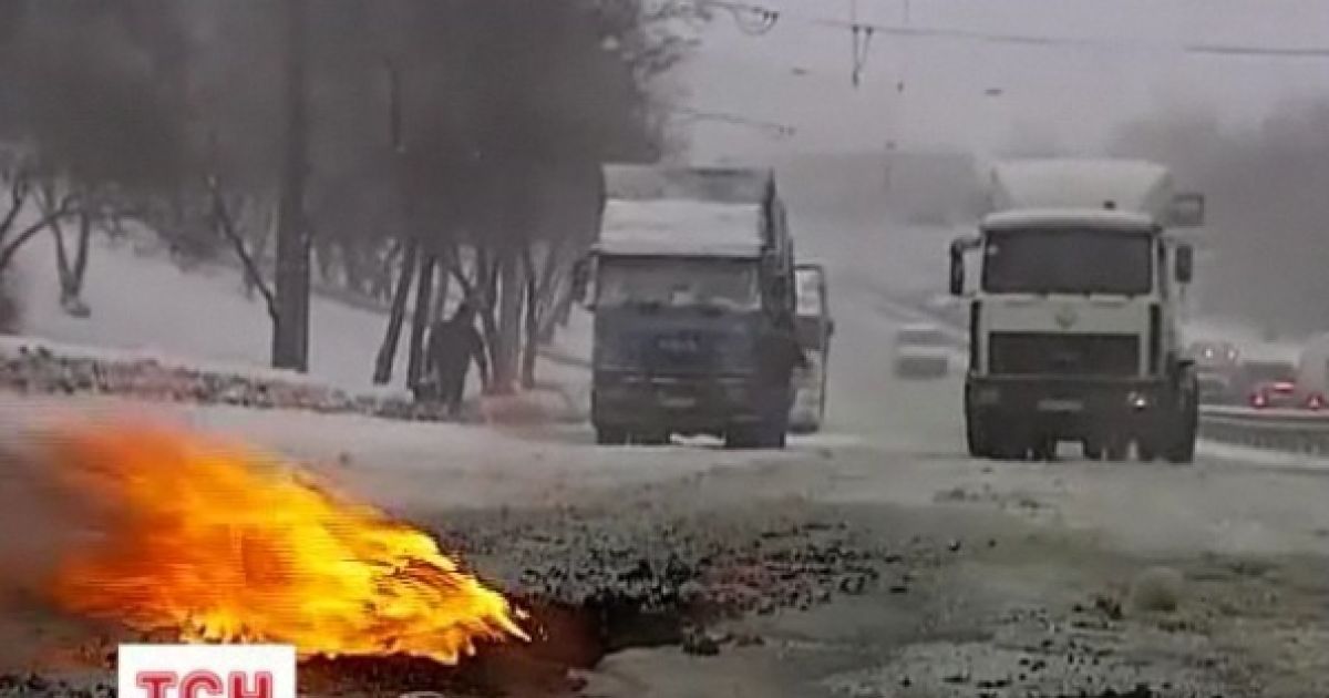 Через слизьку дорогу у вантажівок горіли шини