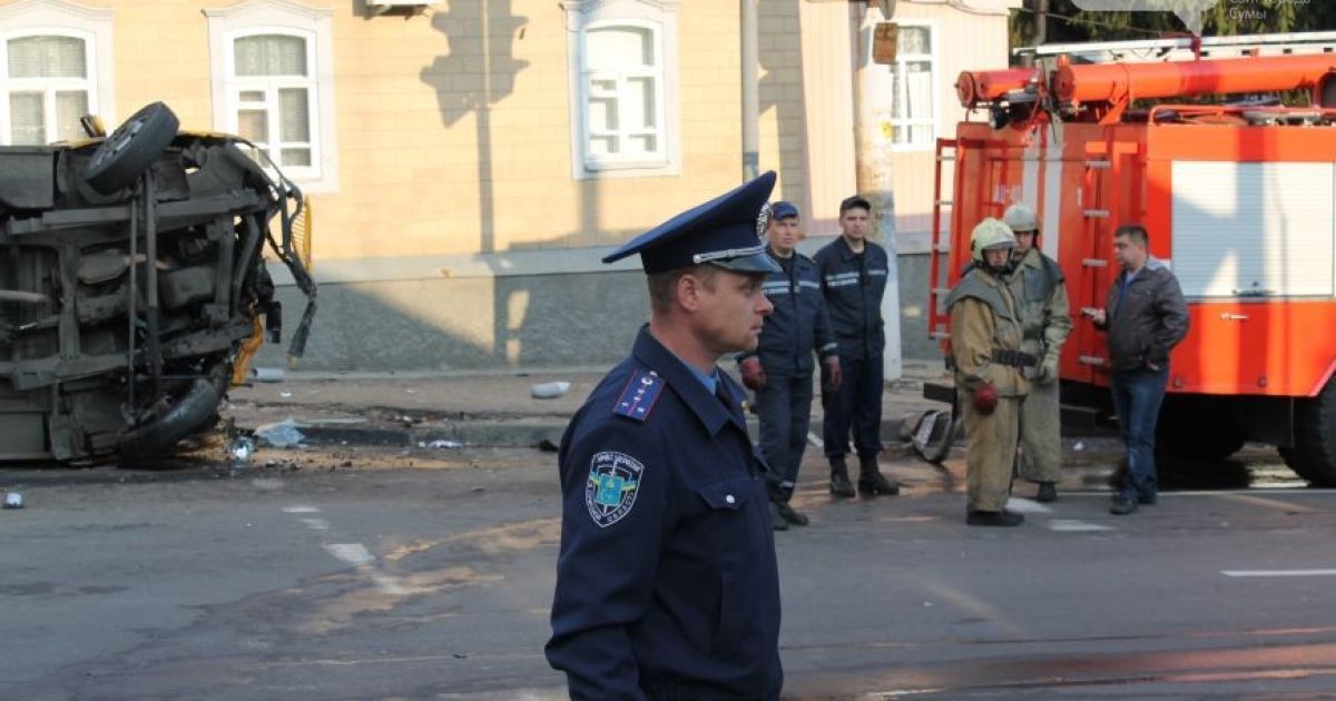 Легковик протаранив маршрутку та врізався у будинок / © facebook Марії Гусєвої