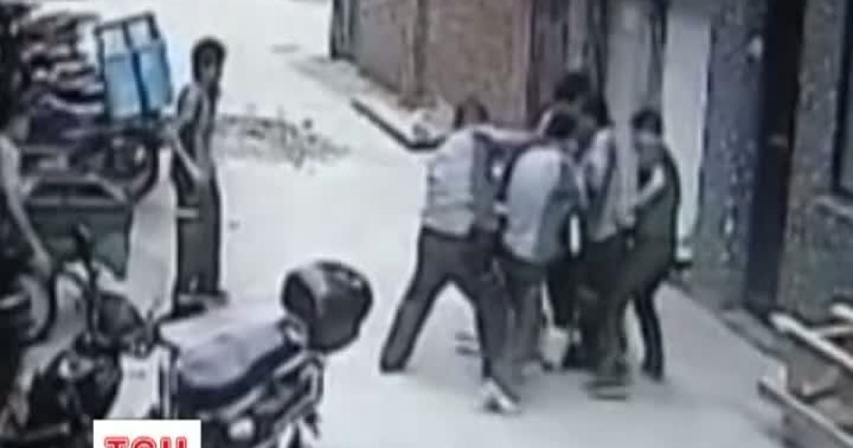 Китайці власними руками врятували маленьку дівчинку від смерті