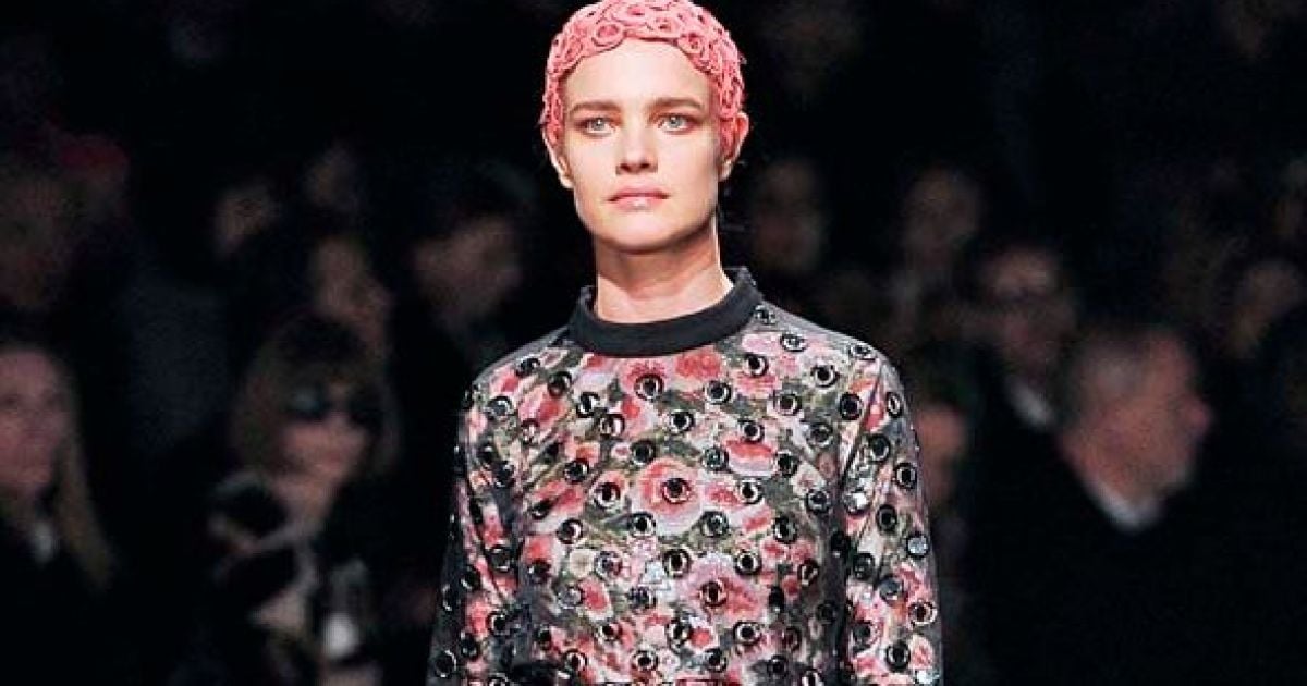 Givenchy запропонували носити взимку рок-н-рольні куртки і прозорі спідниці