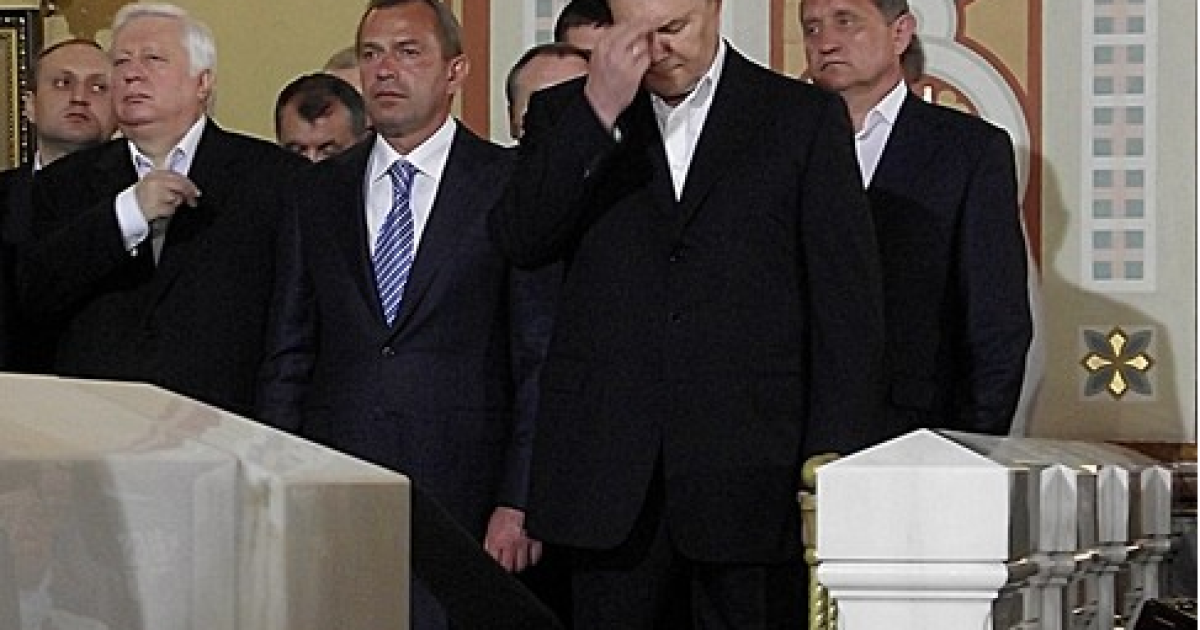 Янукович з міністрами відвідали богослужіння в Херсонесі