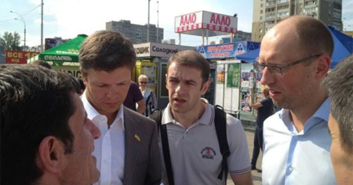 Яценюк роздавав агітки біля метро в Києві.